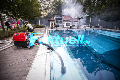 Feuerwehr probt den Ernstfall im Waldfreibad Bittenfeld - Chemikalien entweichen im Technikgebäude