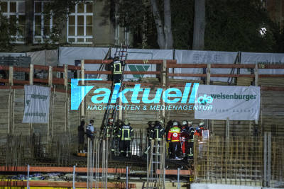 Beim Austreten in Baugrube gefallen: Fußgänger kürzt zur Pinkelpause auf Baustelle ab und fällt in Baugrube - Aufwendige Rettungsaktion