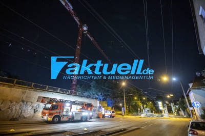 Beim Austreten in Baugrube gefallen: Fußgänger kürzt zur Pinkelpause auf Baustelle ab und fällt in Baugrube - Aufwendige Rettungsaktion