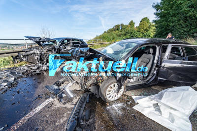 Vollbesetzter PKW crasht frontal in Gegenverkehr - 4 Verletzte auf der L1207 bei Kirchheim/Teck