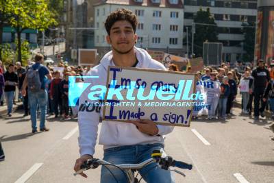 [BILDUPDATE: Übersicht auf den Rotenbühlplatz] Globaler Klimastreik in Stuttgart: Fridays for Future Demo - mehrere Straßensperrungen durch parallele Demozüge