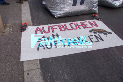 Stuttgart Mitte: Klimaaktivisten blockieren B14