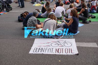 Stuttgart Mitte: Klimaaktivisten blockieren B14