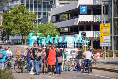Stuttgart Mitte: Klimaaktivisten blockieren B14