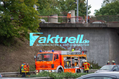 34-jähriger schanzt betrunken über Brückengeländer und landet direkt neben der B10 auf der Seite - Feuerwehr Uhingen im Einsatz