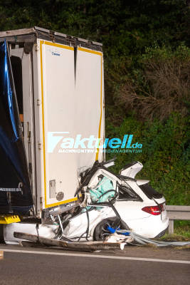 Mann stirbt bei Horror-Crash auf Autobahn A8 - PKW bis zur Rücksitzbank unter LKW verkeilt - A8 lange gesperrt