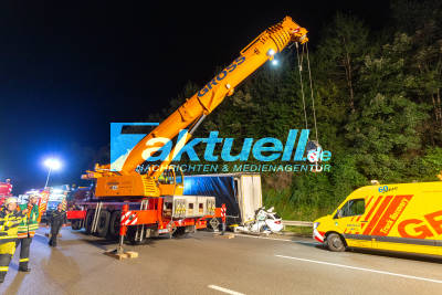 Mann stirbt bei Horror-Crash auf Autobahn A8 - PKW bis zur Rücksitzbank unter LKW verkeilt - A8 lange gesperrt