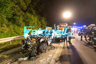 Mann stirbt bei Horror-Crash auf Autobahn A8 - PKW bis zur Rücksitzbank unter LKW verkeilt - A8 lange gesperrt