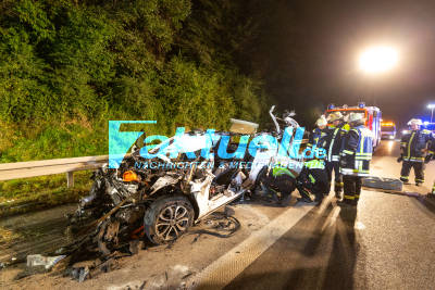 Mann stirbt bei Horror-Crash auf Autobahn A8 - PKW bis zur Rücksitzbank unter LKW verkeilt - A8 lange gesperrt