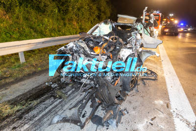 Mann stirbt bei Horror-Crash auf Autobahn A8 - PKW bis zur Rücksitzbank unter LKW verkeilt - A8 lange gesperrt