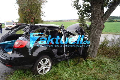PKW kommt von der Straße ab und prallt gegen Baum - Fahrerin schwer Verletzt