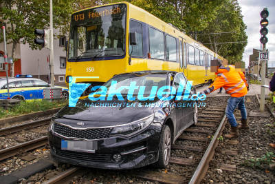 Stuttgart Untertürkheim: PKW mit Stadtbahn kollidiert