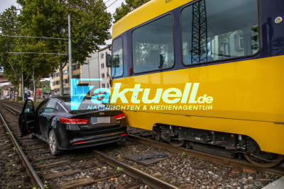 Stuttgart Untertürkheim: PKW mit Stadtbahn kollidiert