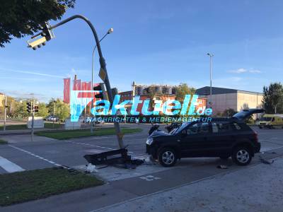 Golf kracht mit Hyundai zusammen und schiebt ihn auf die Ampelanlage - 1 Person verletzt