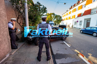 BMW fährt gegen Stützmasten der Straßenbeleuchtung in Stuttgart-Obertürkheim - Feuerwehr und Polizei im Einsatz