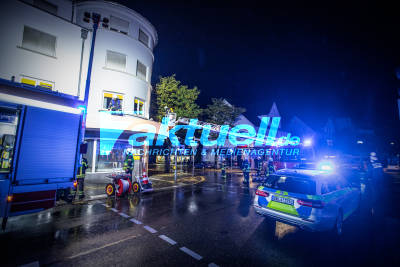 Technischer Defekt an alter Leuchtreklame führt zu Brand an Wohnhaus - Feuerwehr im Einsatz