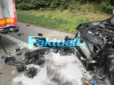 PKW kracht unter LKW - VW Fahrer Lebensgefährlich verletzt