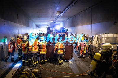 Große Tunnelübung im B27-Tunnel Dusslingen - Beide Fahrtrichtungen gesperrt: Verkehrsunfall mit Fahrzeugbrand