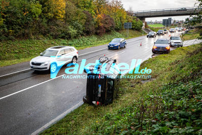 VW Polo verunfallt alleinbeteiligt auf dem Echterdinger Ei (A8/B27), zwei Verletzte Insassen, PKW in Seitenlage