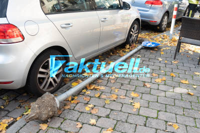 90-jähriger verwechselt Gas mit Bremse und überfährt zuvor ausgestiegene Beifahrerin - schwer verletzt