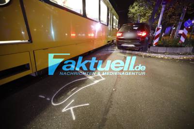SUV kracht gegen Stadtbahn und wird gegen Baum geschleudert
