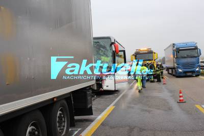 Schwerer Verkehrsunfall auf der A6 - 9 Verletzte davon 1 Person schwer