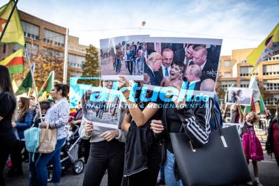 Kurdendemo in Stuttgart - Demonstrationszug zieht durch die Innenstadt 