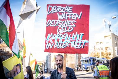 Kurdendemo in Stuttgart - Demonstrationszug zieht durch die Innenstadt 