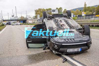 Stuttgart Ost: PKW von LKW abgedrängt und überschlagen - Drei Schwerverletzte und Stau auf B14