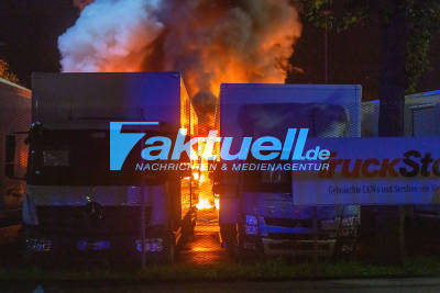 KÖNGEN: Mehrere Lastwagen stehen auf Firmengelände lichterloh in Flammen - Ursache unklar - halbe Million Schaden