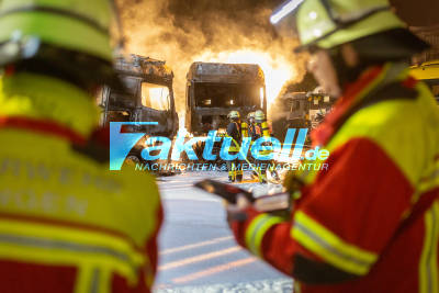 KÖNGEN: Mehrere Lastwagen stehen auf Firmengelände lichterloh in Flammen - Ursache unklar - halbe Million Schaden