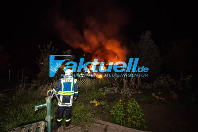Bauwagen in Gartenanlage in Vollbrand, Hennen konnten von der Feuerwehr gerettet werden, Gasflasche in Brandbereich
