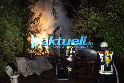 Bauwagen in Gartenanlage in Vollbrand, Hennen konnten von der Feuerwehr gerettet werden, Gasflasche in Brandbereich