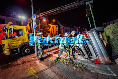 Polizei ermittelt wegen illegalem Autorennen: Tödlicher Horrorcrash in Halloween-Nacht: 19-Jähriger rast in Ortsmitte gegen Laternenmast - Tag+Nachtbilder Trauerstelle