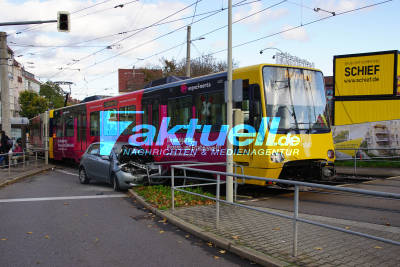 Stuttgart West: PKW nach Rotlichverstoss mit Stadtbahn kollidiert