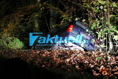 Schorndorf: PKW landet in Böschung- Abschlepper und Feuerwehr im Einsatz 