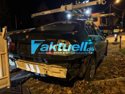 BMW kracht gegen geparkten Kleinwagen und kommt völlig ramponiert in der Baustelle vom Kreisverkehr in Hedelfingen zum Stehen