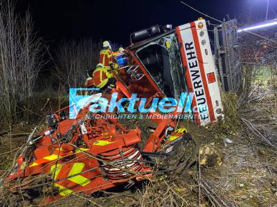 Kranwagen der Feuerwehr bei Einsatz-Rückfahrt verunfallt und Böschung hinab gestürzt - zwei verletzte Beamte - 500 000 EURO Schaden