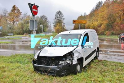 Unfall an der Schwaikheimer B14 Auffahrt - Zwei Pkws total beschädigt