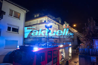 ÜBUNG der Freiwilligen Feuerwehr Stuttgart Münster: Eine Wohnung steht in Flammen, Menschen sind eingeschlossen und müssen mit der Drehleiter gerettet werden.