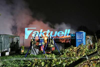 Schuppenbrand in Schorndorf - Mehrere Gebäude in Vollbrand - Feuerwehr mit starken Kräften im Einsatz