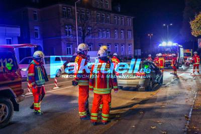Unfall Geislingen Karlstr. Ecke Gartenstr. Röschkreuzung. Feuerwehr muss verletzte Frau aus PKW befreien