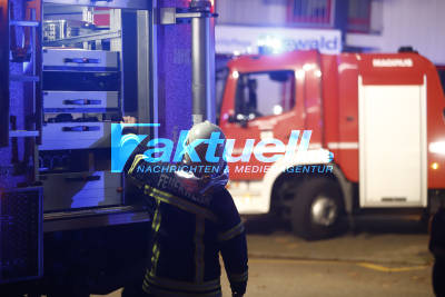 Brand in Halle von Textilreinigung in Waiblingen - Mehrere Wäschewagen ausgebrannt