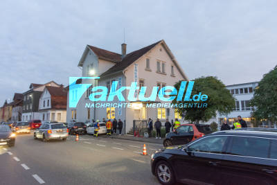 69-jährige Seniorin fährt in Hauswand und schiebt 4 PKW aufeinander - Trümmerfeld in der Stuttgarter Straße in Ebersbach an der Fils