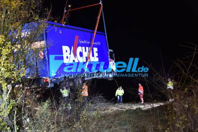Lastwagen akommt von B10 ab und fährt in Böschung - Sperrung zur Kran-Bergung bis in die Abendstunden