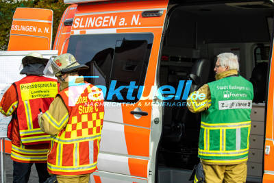 Esslingen: Dachstuhl in Vollbrand - mehrere Personen müssen gerettet werden - Feuerwehr im Großeinsatz