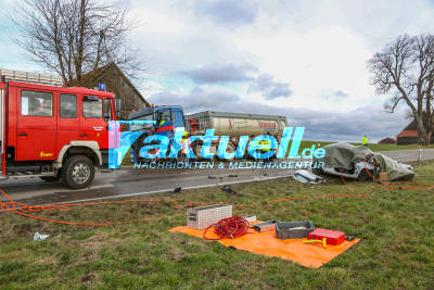 PKW kracht in LKW - 28jährige PKW Fahrerin stirbt an Unfallstelle