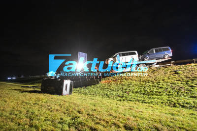 Drei Tote und mehrere Verletzte bei Horrorcrash auf B464 bei Sindelfingen - Vollbeladener Autotransporter kippt in Abhang um