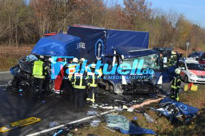 B293 bei Bretten - Frontalzusammenstoß LKW gegen Transporter - Insasse des Transporters in Lebensgefahr 
