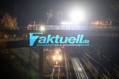 Personenunfall mit Bahn zwischen Waiblingen und Fellbach - Feuerwehr rettet schwerverletzte Person unter Zug